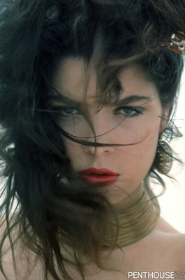 Christianna Goes From Big Hats And Headscarves To Bare In The Surf - 14