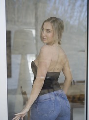 Weronika Wabia In Island View - 06