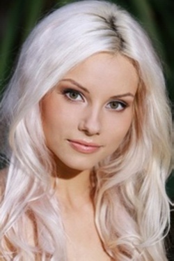 Blonde Adelia
