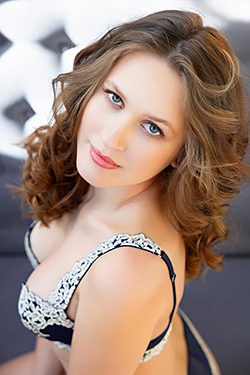 Una Fairy Showcases Her Sexy Booty