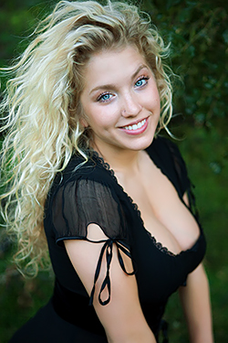 Justine Parker With Big Naturals